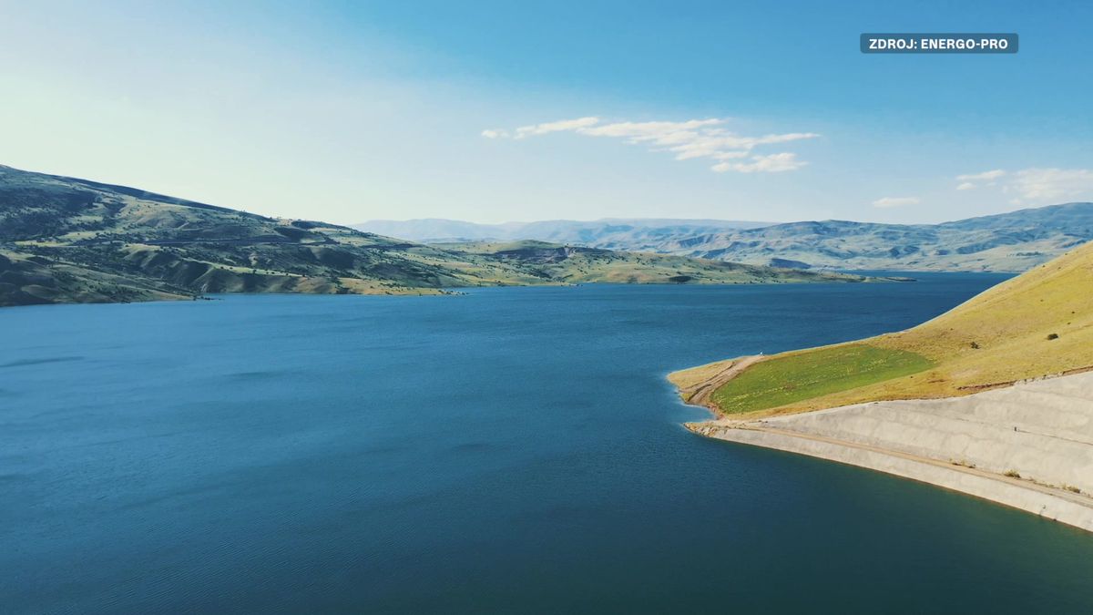 Dron ukazuje jezero, které Čechům vydělá v Turecku miliardy